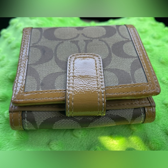 Vintage COACH women’s compact bifold wallet - Picture 9 of 9